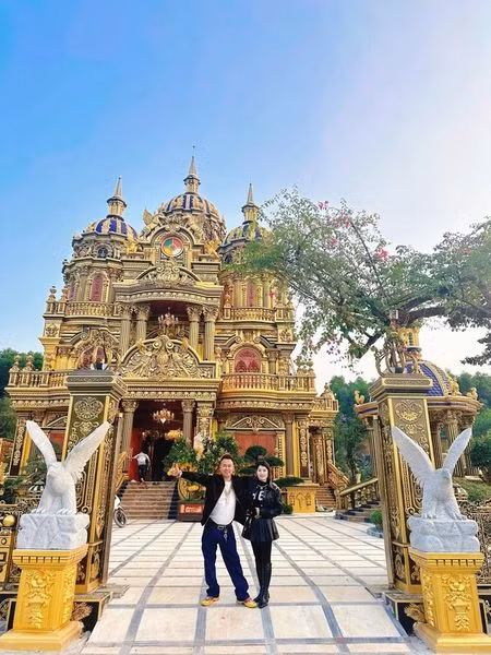 Bước từ cổng vào trong, đập vào mắt từ tường nhà, các loại đồ dùng với nhiều chi tiết được dát vàng công nghiệp và vàng 24k.