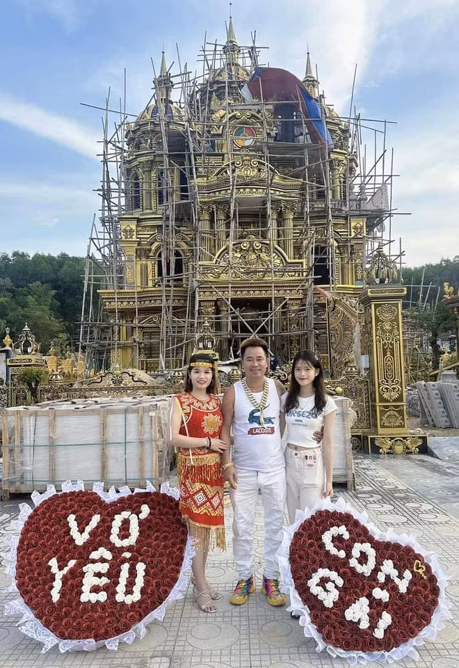 Tòa lâu đài này thuộc sở hữu của anh Nguyễn Vĩnh Thoan (SN 1978, trú ở xã Mỹ Thành, huyện Yên Thành, Nghệ An),tọa lạc trên khu đất rộng hơn 7.000 m2, trong đó diện tích khuôn viên nhà và sân vườn rộng khoảng 3.500 m2. Lâu đài nằm cạnh quốc lộ 7A, xóm 12, xã Mỹ Thành, huyện Yên Thành, Nghệ An.