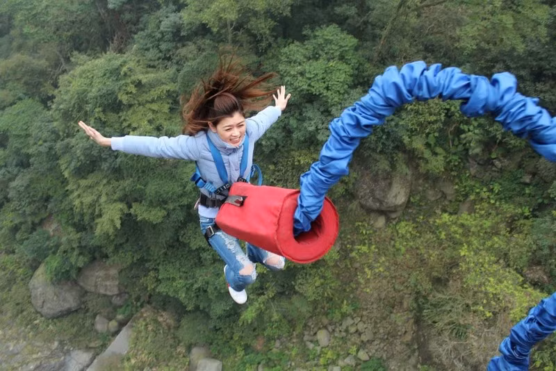 Hoặc các trò nhảy dù, nhảy bungee cũng mạo hiểm không kém. Ảnh: nhatlongtravel.com