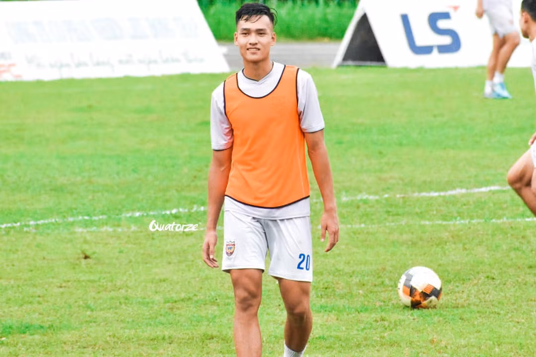 Việt Anh từng vô địch giải U19 quốc gia cùng U19 Hà Nội, đồng thời góp mặt trong đội hình tiêu biểu năm đó. Anh cũng là đội trưởng của U19 Việt Nam tham dự rất nhiều giải đấu quốc tế.