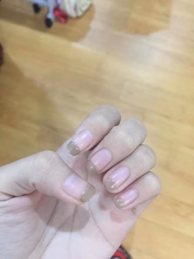 "Ở nhà rảnh quá cái gì cũng thành trào lưu được, nhưng công nhận không làm được bộ móng trông ngứa ngáy thật", "Tự làm móng ở nhà đi nhìn không chịu nổi" - Hội chị em móng xấu hài hước bình luận.