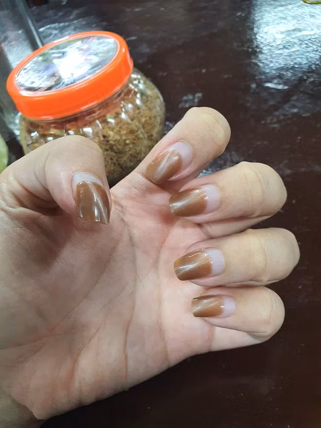 Những bộ móng tay mọc dài, phần sơn nham nhở khiến ai nhìn cũng phải bật cười.
