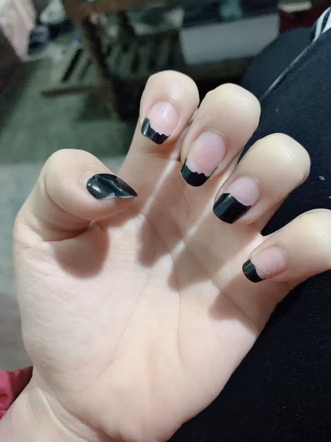 Lâu không được làm móng tay mà cũng không thể tự làm sạch phần móng tay đã làm trước đó nên việc các quán nail đóng của khiến bàn tay của hội chị em trông cực kỳ thảm hoạ.