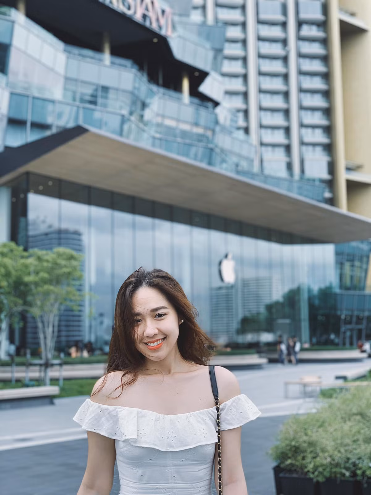 Không chỉ sở hữu nhan sắc xinh đẹp, dịu dàng thuần Việt, Hà My còn cực kỳ giỏi giang khi thông thạo 2 ngôn ngữ là Anh, Pháp, bên cạnh đó là khả năng giao tiếp tốt tiếng Trung và Hàn.