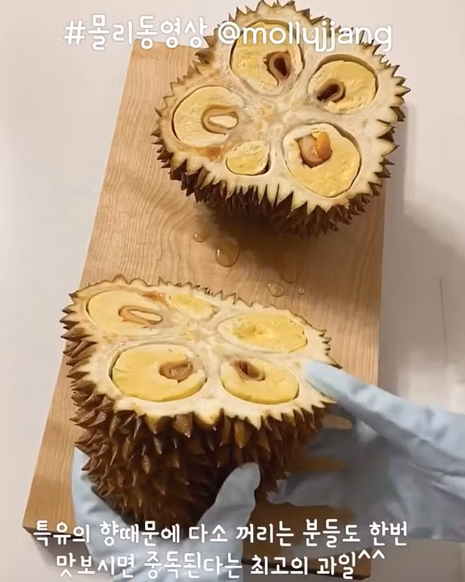 Bổ sầu chỉ bằng 1 nhát dao, sau đó thì...lấy thìa xúc.