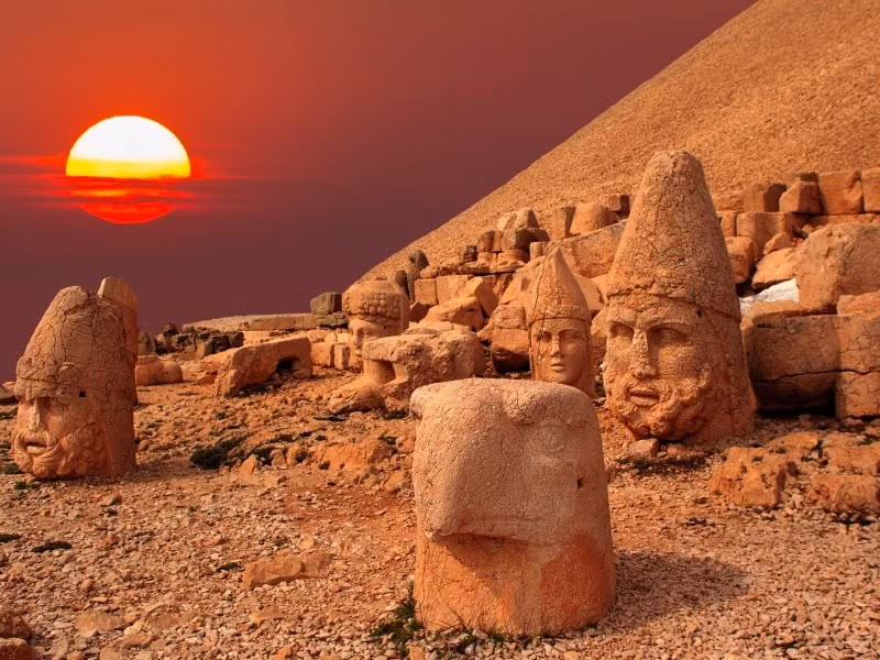 Núi Nemrut nằm ở đầu phía Đông của Thổ Nhĩ Kỳ, nơi đây nổi tiếng với những bức tượng khổng lồ, đây cũng là một địa điểm khảo cổ nổi tiếng của quốc gia này. Thời gian đẹp nhất để ghé thăm nơi đây là lúc mặt trời mọc, bởi vào thời điểm này, có thể ngắm nhìn các bức tượng lờ mờ trong bóng tối tạo ra sự huyền ảo và kỳ bí.