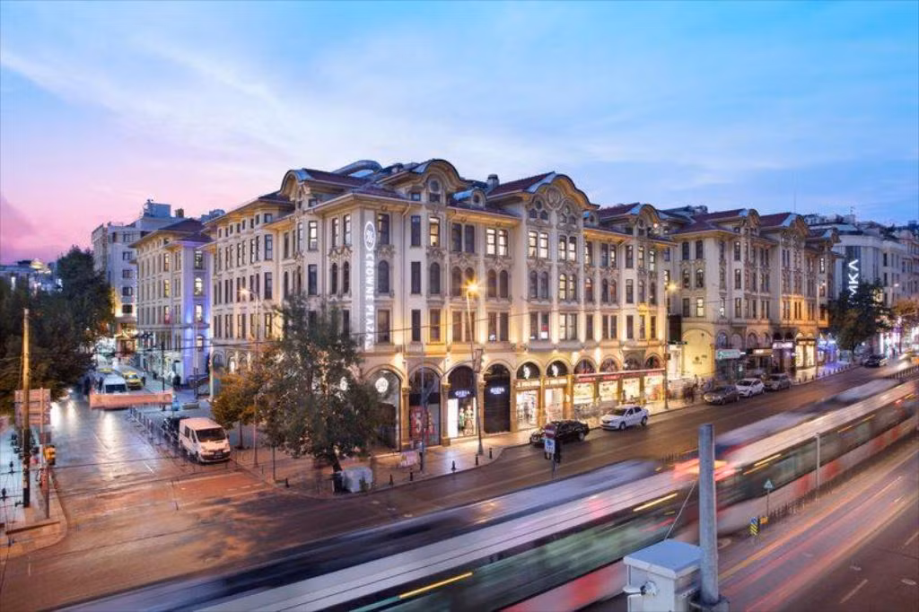 Istanbul là một điểm đến không thể bỏ lỡ khi có dịp đi du lịch Thổ Nhĩ Kỳ, nơi đây từng là kinh đô của Đế quốc La Mã, Đế quốc Byzantine và Đế quốc Ottoman. Một số điểm đến hút khách tại đây mà du khách không nên bỏ lỡ như: Chợ Grand Bazaar, Bảo tàng Hagia Sophia, Công viên Blue Mosque, Quảng trường Taksim, công trình dưới lòng đất Basilica Cistern,...