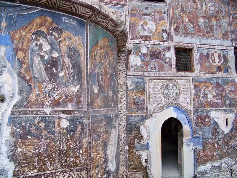 Tu viện Sumela (Tu viện Đức Trinh nữ Maria) là điểm du lịch đặc biệt nếu như du khách có dịp tới Bờ biển Đen. Tu viện bỏ hoang này sở hữu vẻ đẹp huyền bí với những bức bích họa rực rỡ sắc màu.