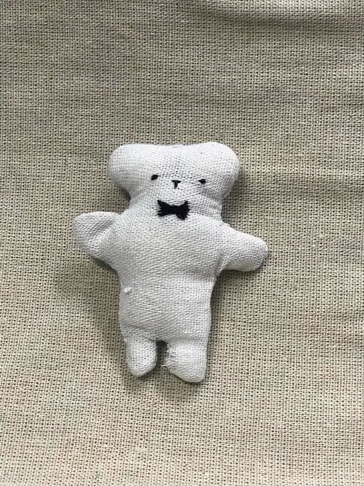 Mới đây, trên mạng xã hội chia sẻ nhiều về bài viết của một "doanh nhân" mới khởi nghiệp bằng nghề may thú bông, thay vì dành lời khen thì dân mạng lại được dịp cười nghiêng ngả vì độ hài hước của những sản phẩm hàng hoá này.