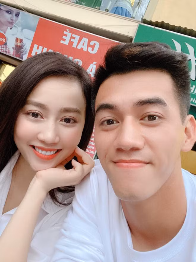 Về phía chân sút đến từ Bình Dương cũng cho biết: "Trước đây chúng tôi là bạn bè thì bây giờ vẫn vậy. Cả hai đã tìm hiểu nhau một thời gian nhưng có nhiều vấn đề nên không thể tiến xa, quan trọng nhất là cả hai chưa có tình cảm với nhau đủ nhiều để tiến đến một mối quan hệ cao hơn”.