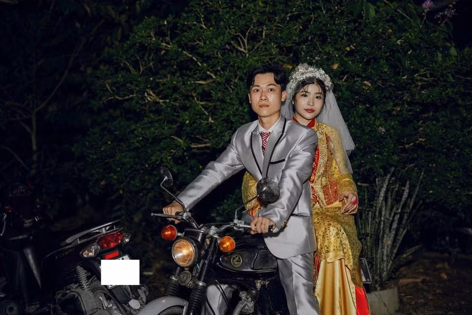 Mới đây, hình ảnh đám cưới của Ngô Văn Thuận (sinh năm 1996) và Đặng Thị Ngọc Hà (sinh năm 2001) được tổ chức theo phong cách thập niên 90 xưa được chia sẻ rộng rãi khiến nhiều người vô cùng thích thú.