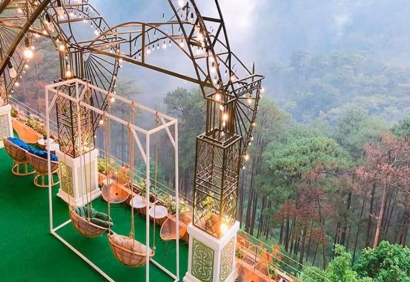 Ngoài ra, quán cafe này cũng được đầu tư hệ thống đèn trang trí lung linh.