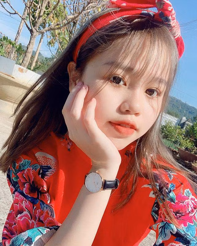 Áp lực từ phía dư luận, Huỳnh Anh từng đăng tải ảnh cùng trạng thái "Mong bạn đa khẩu hạ lưu tình".