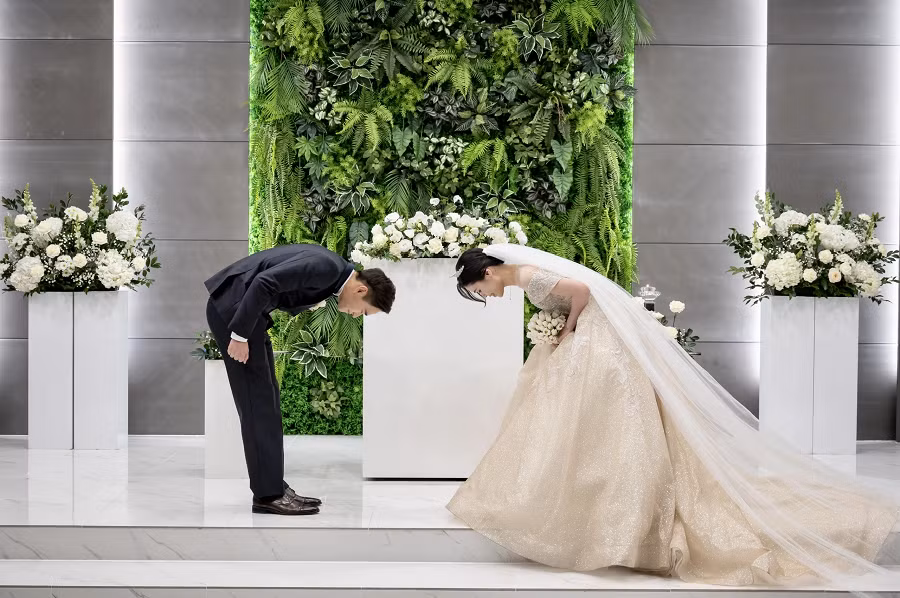 Cuối năm 2021, cặp đôi quyết định làm thủ tục đăng ký kết hôn. Trước đó, bố mẹ Young Sang gọi điện xin phép phụ huynh của Huyền để đón cô sang Hàn, tuy nhiên hôn lễ chưa được tổ chức hoành tráng vì Covid mà chỉ làm đơn sơ.