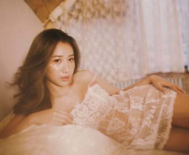 Từng được biết với vai trò một hot girl Hà Thành xinh đẹp lại có cuộc sống trong mơ, Kiều Ly còn gây ấn tượng khi sở hữu một thân hình rất chuẩn đẹp, nóng bỏng.