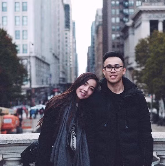 Mie cho biết: “Bạn bè hỏi sao 25 tuổi mà rủ đi club chơi đêm chả bao giờ đi. Tại ba mẹ mình chưa thấy mình về là đợi đó. Chỉ duy có khi đi chơi với chồng ba mẹ mới không lo lắng thôi. Từ bé đến giờ đi đâu cũng toàn 10-12h có mặt ở nhà điểm danh, chả bao giờ ngủ nhà bạn hay đi khuya nên quen. Sắp tới cưới chồng ba mẹ không còn phải chờ về nữa, mà chắc sẽ nhớ mấy tin nhắn như thế này lắm!”.
