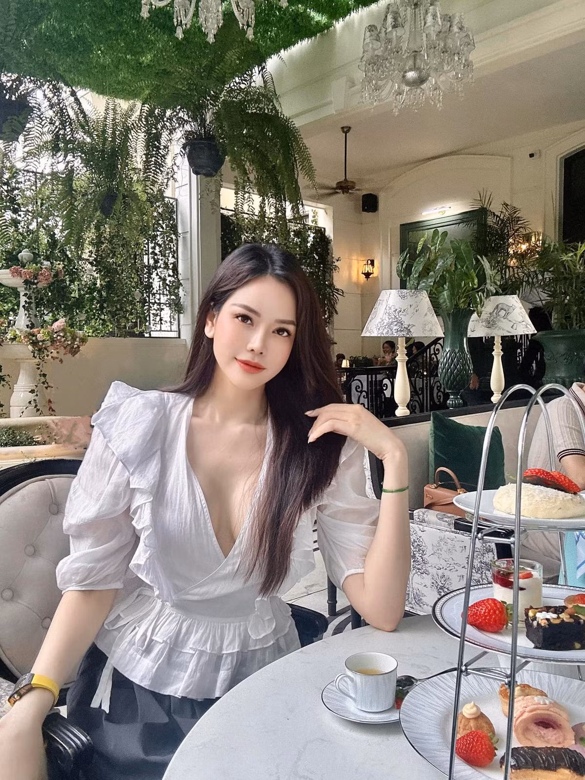 Cách đây không lâu, cô nàng vừa mới khai trương cơ sở nha khoa thẩm mỹ, đánh dấu việc quyết định về Việt Nam làm doanh nhân.