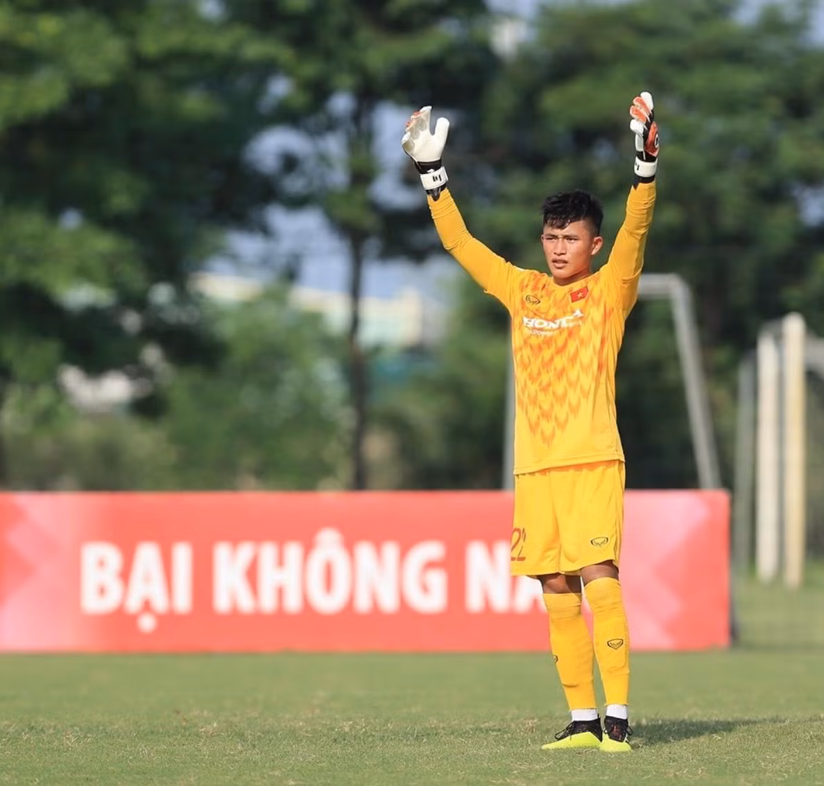 Phan Văn Biểu từng là bạn trai của Yến Xuân, người đang hẹn hò với đàn anh Đặng Văn Lâm. Cả hai từng không ngần ngại chia sẻ khoảnh khắc ngọt ngào bên nhau trên mạng xã hội.