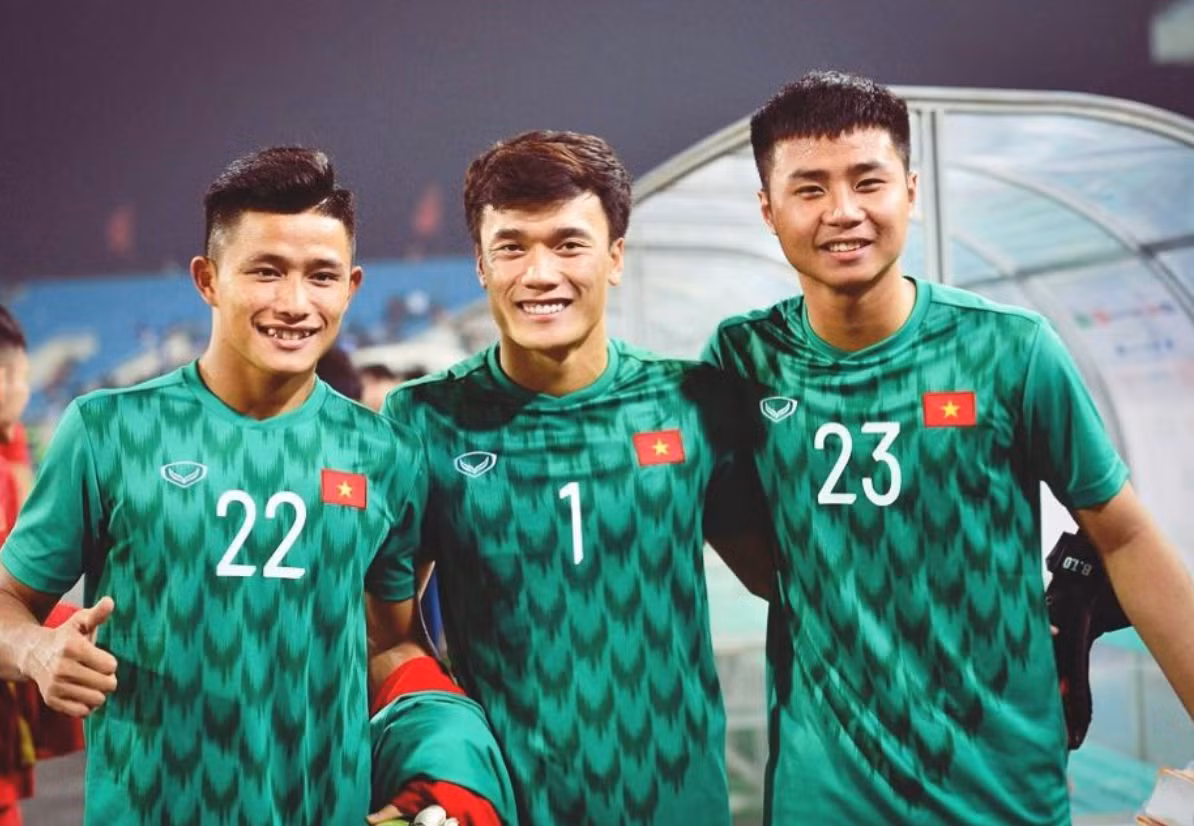 Nhan sac khong he “kem anh, kem em” cua chang thu mon U22 Viet Nam