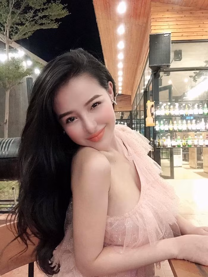 Đến đầu năm 2020, hot girl Ngân 98 bất ngờ lấn sân sang lĩnh vực DJ khiến nhiều người ngỡ ngàng và họ nghi ngờ về tài năng của cô.