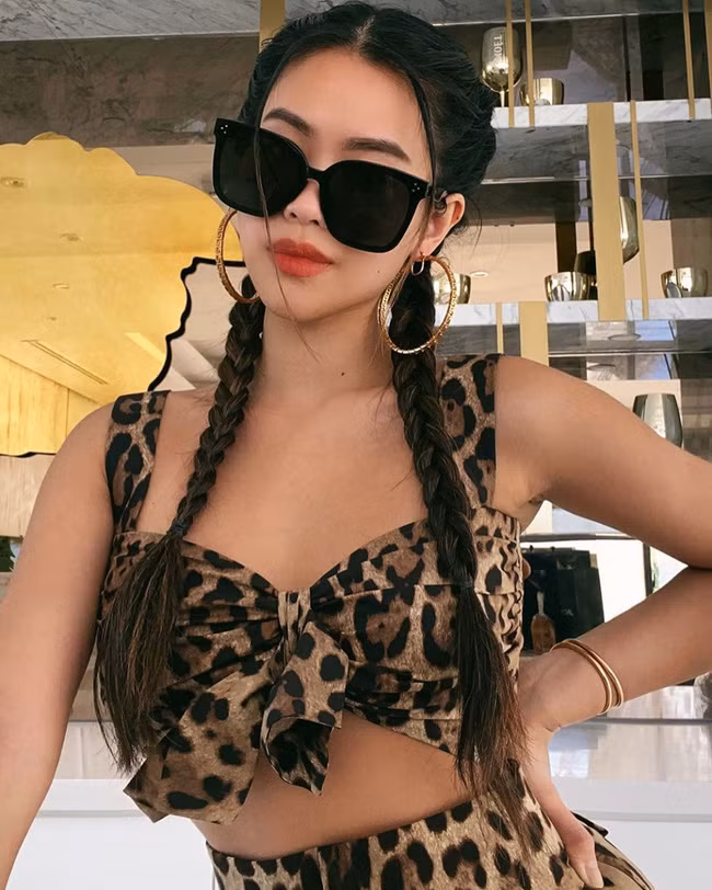 Nhan sắc của Tiên Nguyễn được cộng đồng mạng nhận xét là ngày càng "lên đời". Nước da nâu khỏe khoắn cùng nụ cười tươi rói của rich kid thu hút ánh nhìn.