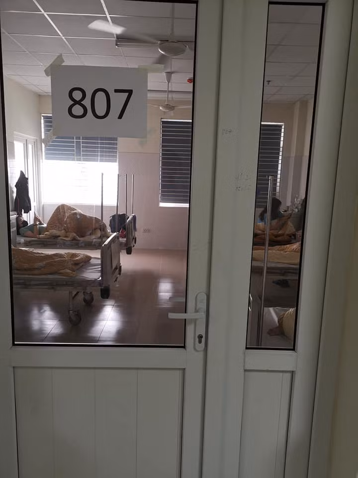 Cách phòng đều được trang bị điều hoà đầy đủ nhưng bác sĩ cho biết nên hạn chế bật, mở cửa cho thoáng, tránh tạo điều kiện virus phát triển. Tới đây mỗi người đều được phát bàn chải, kem đánh răng,...rất đầy đủ.