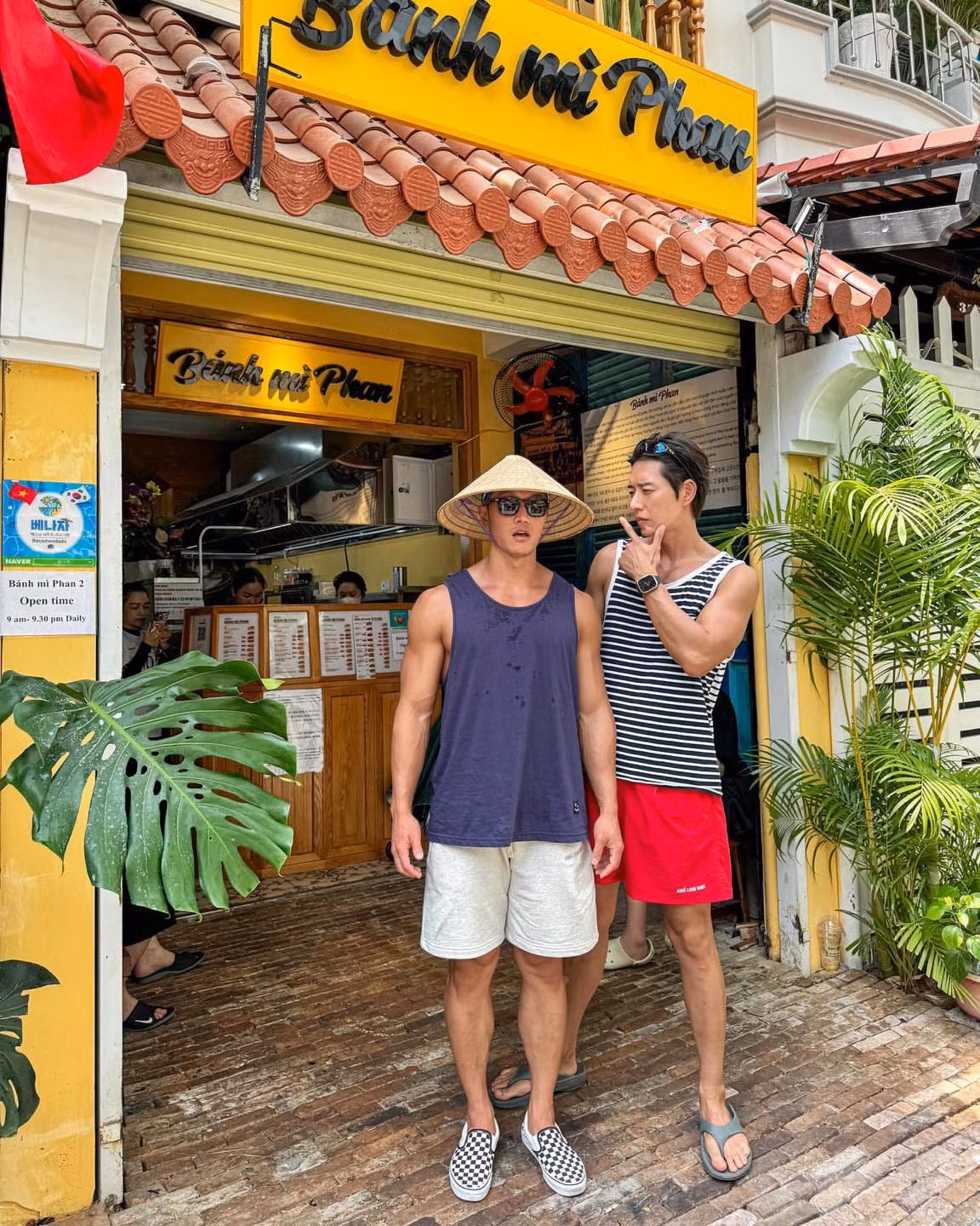 Dựa theo loạt ảnh trên Instagram, Park Hae Jin đến Nha Trang từ đầu tháng 5 năm nay. Nam diễn viên đi cùng hội bạn trong câu lạc bộ gym tới thành phố biển Việt Nam tổ chức workshop kết hợp du lịch.