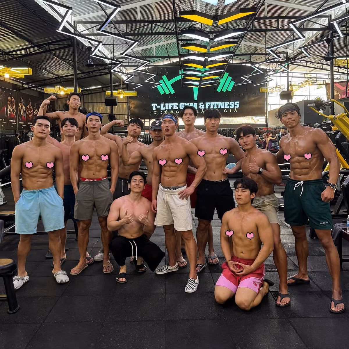 Không chỉ vậy, hội bạn của nam diễn viên vẫn không quên đến phòng tập gym, cởi trần khoe body 6 mũi khiến chị em "xịt máu mũi".