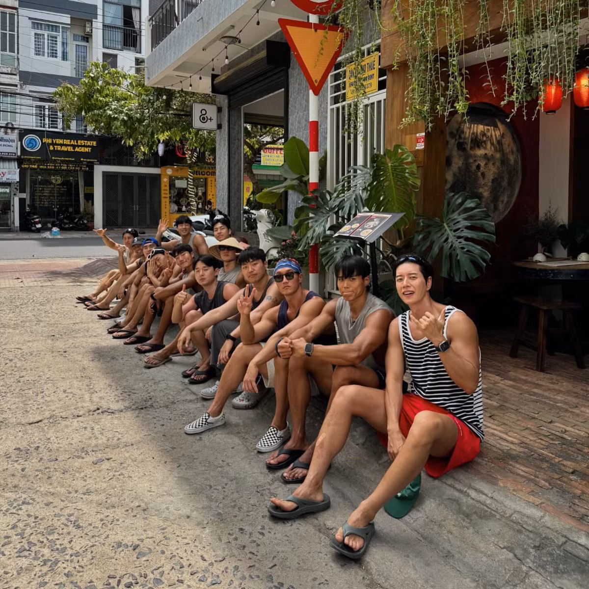 Tài tử sinh năm 1983 được bắt gặp vui vẻ ăn uống, mua hoa quả, thoải mái chụp ảnh kỷ niệm cùng nhiều fan hâm mộ.
