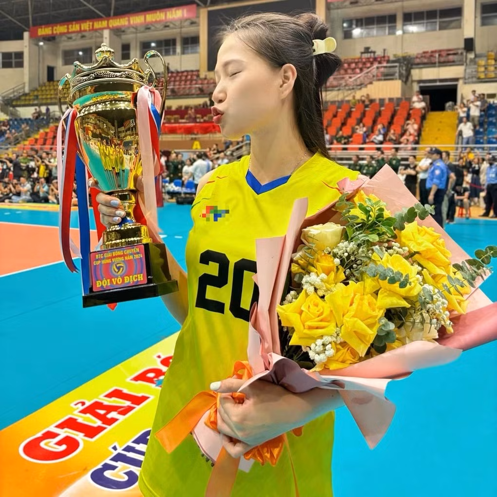 Mới đây, trong cuộc thi Miss Áo dài - hoạt động bên lề của Giải bóng chuyền nữ quốc tế cúp VTV9 Bình Điền 2024, Lữ Thị Phương xuất sắc đạt danh hiệu "Miss Áo dài".