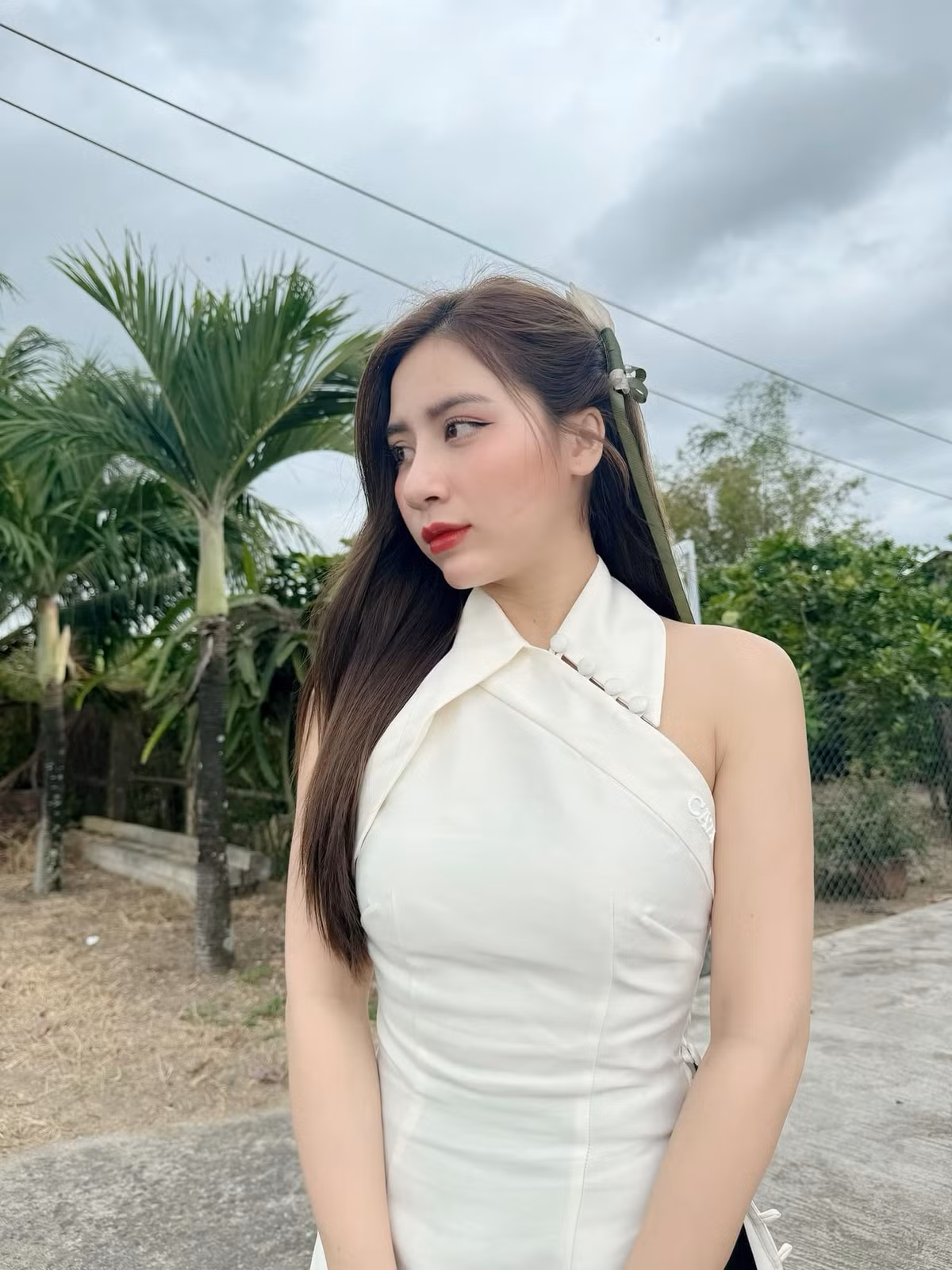 Trước khi nổi tiếng như bây giờ, Tín Nguyễn từng là vũ công trong một nhóm nhảy tại Nha Trang, đồng thời theo học ngành Sư phạm mầm non.