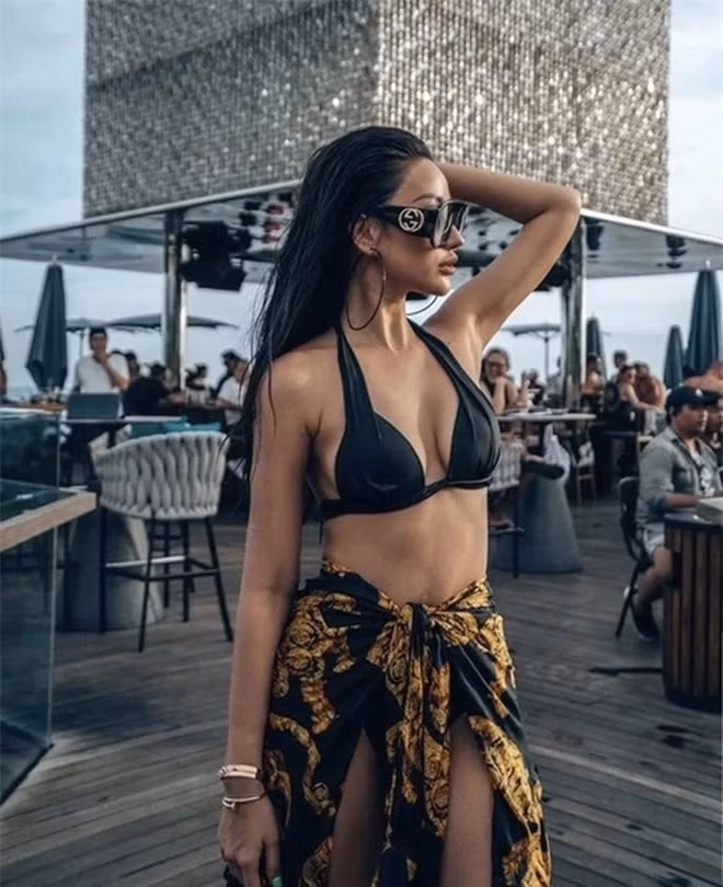 Cựu hot girl đình đám một thời vẫn thường chăm khoe dáng trên MXH với những bộ bikini cắt xẻ táo bạo, cực chiến.