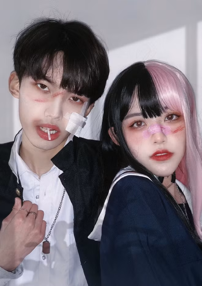 Thế nhưng, mọi hình tượng mà Q và Aoi Neko xây dựng bất lâu này đều sụp đổ hoàn toàn khi cặp đôi lộ nhan sắc thật trong lúc đang livestream.