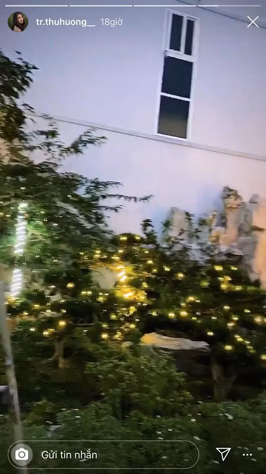 Xung quanh ngôi nhà còn có sân vườn với tiểu cảnh nhìn qua là biết chẳng phải dạng vừa.