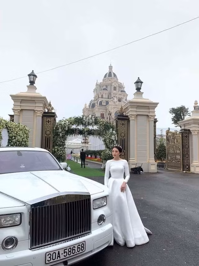 Cách đây hơn một năm, đám cưới của một cô dâu Nam Định trong lâu đài, đón dâu bằng siêu xe và mâm cỗ toàn sơn hào hải vị thu hút sự chú ý của cộng đồng mạng.