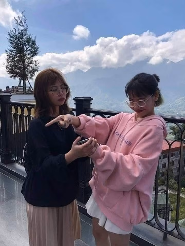 Đến lượt cô bạn áo hồng làm mẫu: "Mày cứ chụp cho tao như tao chụp cho mày là ok nhé".