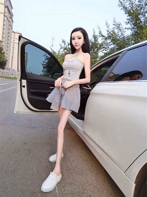 Trước đó, câu chuyện 1 cô gái 15 tuổi ở Hà Nam, Trung Quốc với thân hình cực gầy đã khiến netizen xôn xao.