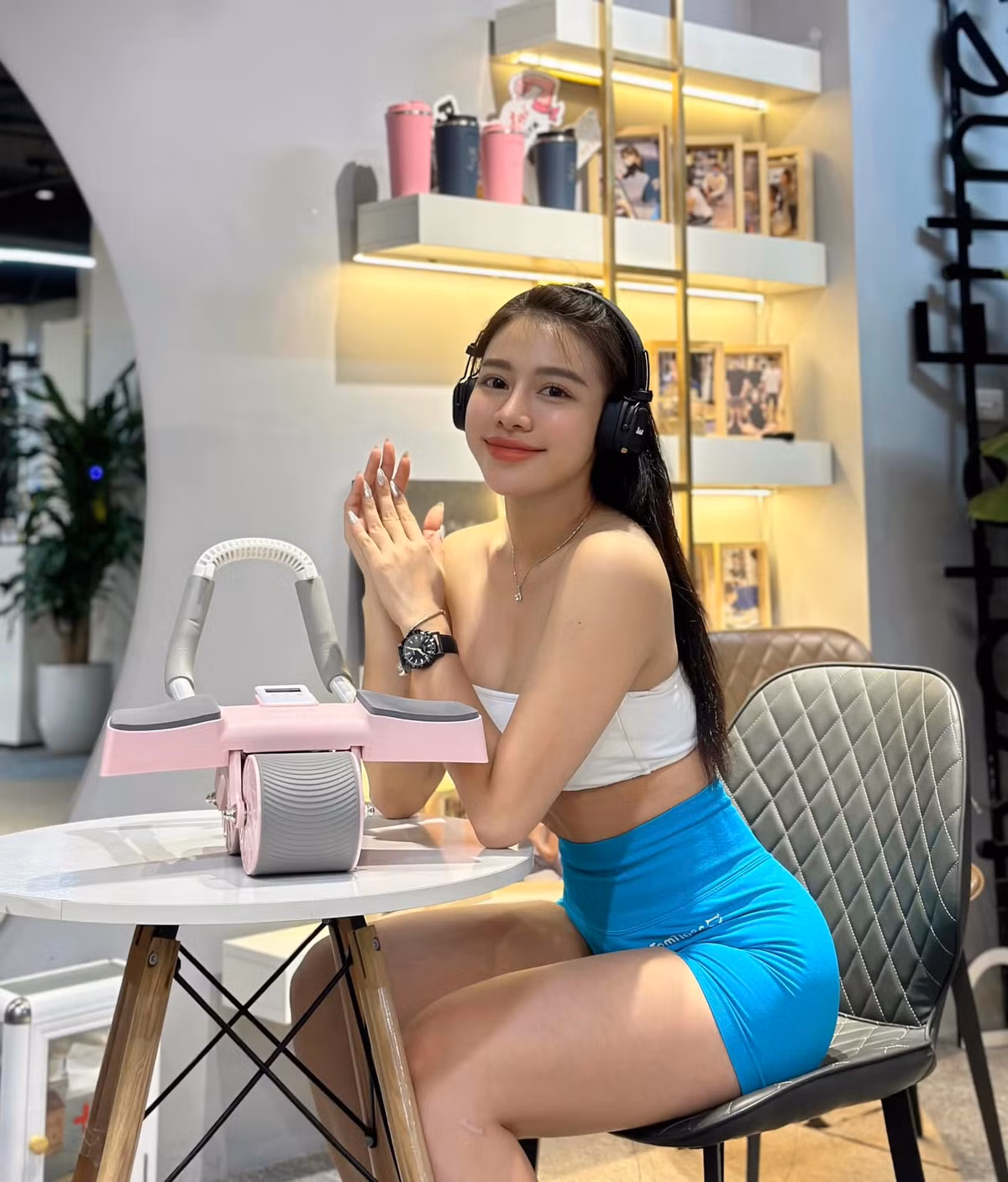 Nhờ chăm chỉ tập luyện kết hợp chế độ dinh dưỡng phù hợp, sau gần 2 năm, cô gái văn phòng đã có những thay đổi chóng mặt, và cô cũng nhận ra niềm đam mê với bộ môn này, trở thành một gymer chuyên nghiệp lúc nào không hay.