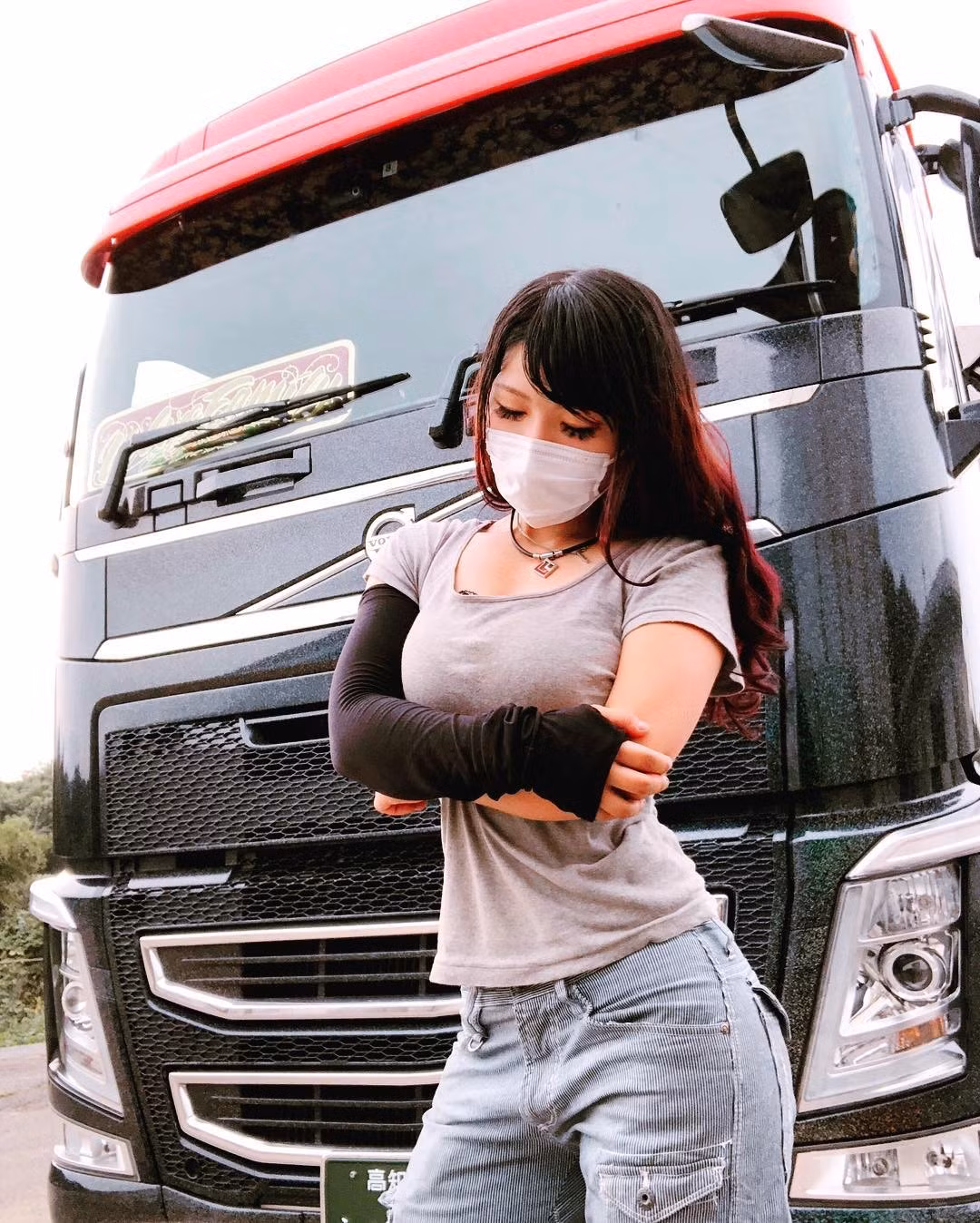 Hot girl ngực khủng lái xe tải nhận được nhiều sự quan tâm của cộng đồng mạng bởi tại Nhật Bản, phụ nữ, đặc biệt là phụ nữ đẹp làm nghề lái xe đường dài rất ít, họ thường ở nhà làm nội trợ và chăm sóc cho gia đình.