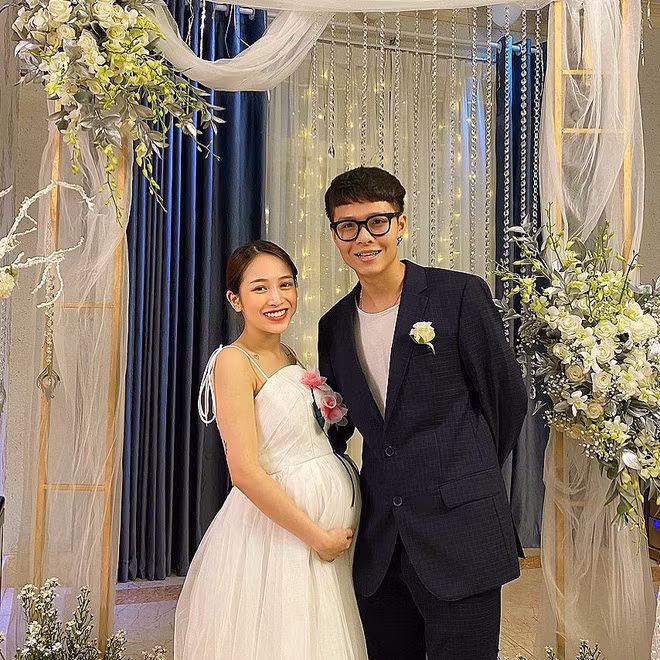 Thời gian đầu khi mang thai, Joyce thường xuyên lên mạng xã hội hỏi về việc nên đặt tên gì cho con, cả nhả tranh luận gì về em bé sắp ra đời.