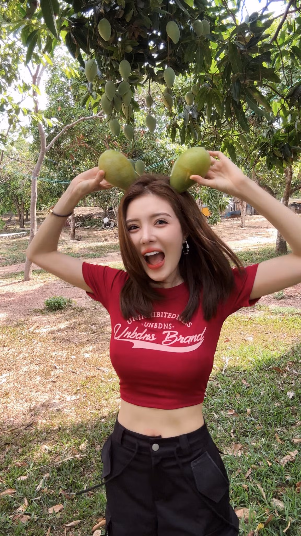 Dù ăn mặc đơn giản nhưng cô nàng vẫn khéo khoe vòng 1 cực khủng và vòng eo con kiến.