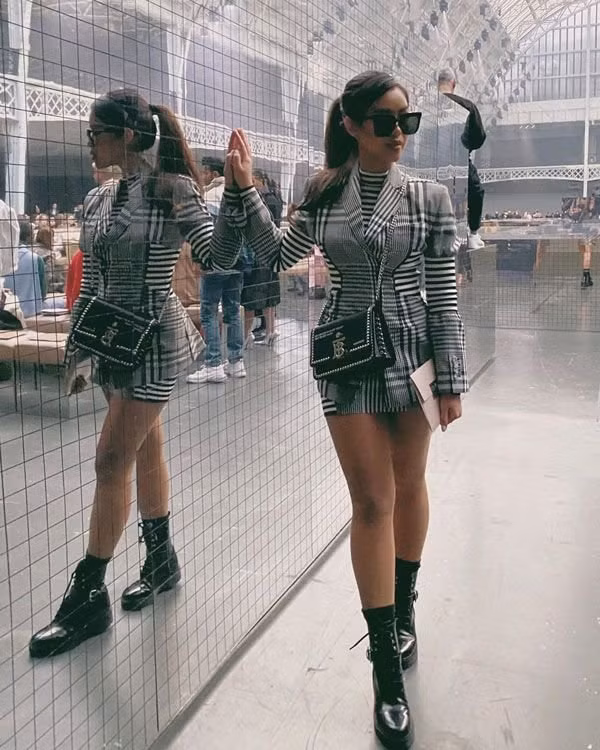 Chiếc túi Burberry có giá khoảng 61 triệu đồng từng được Tiên Nguyễn đeo khi tham gia show của Burberry thuộc khuôn khổ Tuần lễ thời trang London, thiết kế nạm đinh có thêu câu thơ của William Shakespeare.