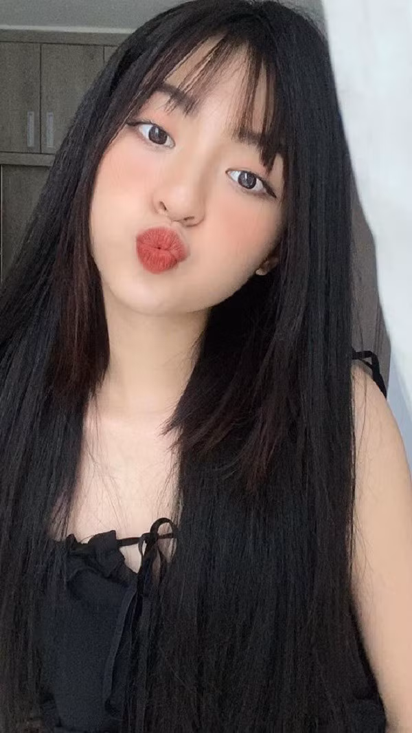Mái tóc màu đen óng và thẳng mượt giúp cô nàng "lên hương" về nhan sắc.