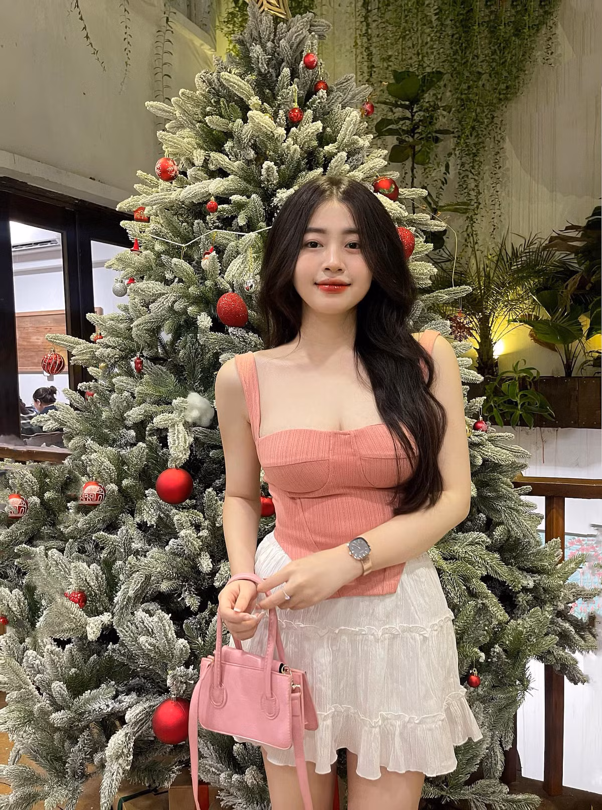 Dương Thị Út Quyên nổi tiếng trên mạng xã hội nhờ gương mặt khả ái, vóc dáng chuẩn đẹp đầy cuốn hút.