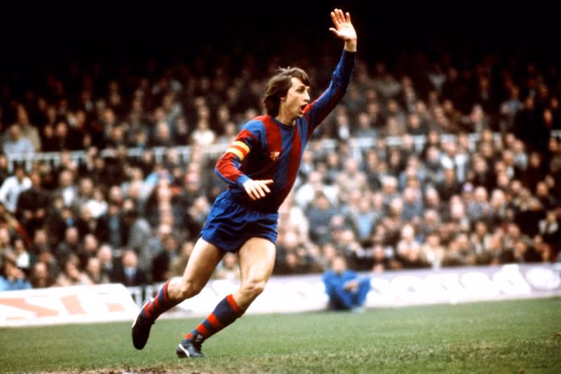 Năm 1964, Johan Cruyff ra mắt các cổ động viên Ajax khi mới 17 tuổi và nhanh chóng trở thành một trụ cột không thể thiếu của đội bóng. Cruyff đã dẫn dắt đội bóng Hà Lan giành được 6 chức vô địch Eredivisie, 5 cúp quốc nội và 3 lần vô địch châu Âu liên tiếp.
