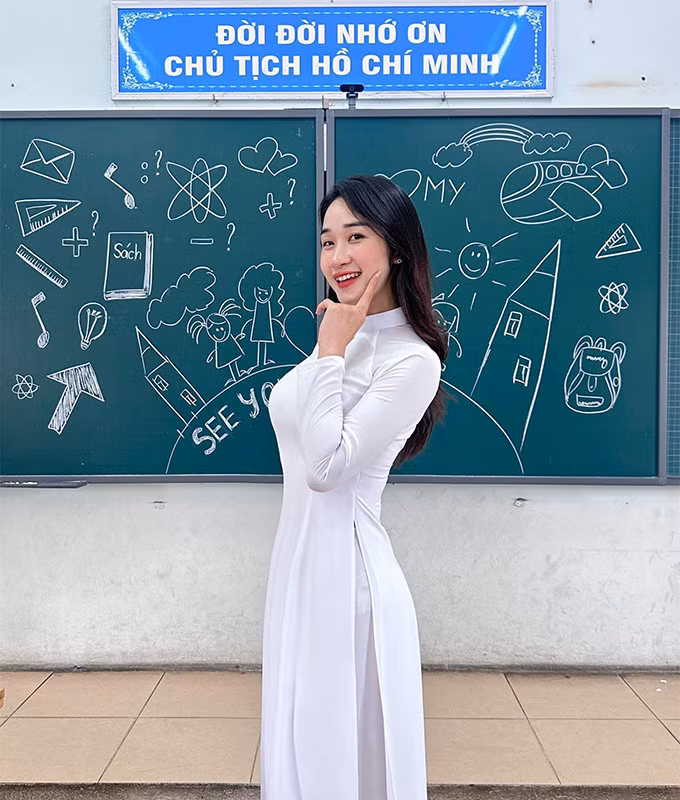 Lưu Thị Phương Thảo được nhiều người biết đến với danh xưng "hot girl cô giáo" nhờ vẻ ngoài xinh đẹp cùng tinh thần tận tâm với nghề.