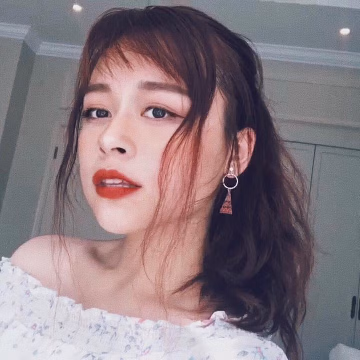 Ngoài ra, chính cô nàng "Quả Lê" còn thu hút nhiều lượt follow vì gương mặt xinh xắn, trắng trẻo trông khá Tây nữa