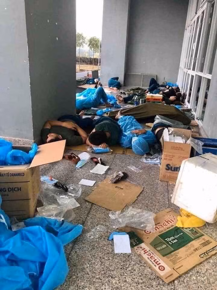 Hình ảnh những nhân viên hậu cần, bao gồm các y, bác sĩ và chiến sĩ quân đội trải bìa carton xé ra từ thùng mỳ, thùng sữa để nằm ngủ dưới sàn gạch lạnh lẽo khiến ai nhìn cũng phải xót xa.Cơ sở vật chất sử dụng được, họ đã tận dụng để làm nơi ở cho người cách ly Covid-19 rồi thì bản thân lấy đâu ra chỗ ngủ.
