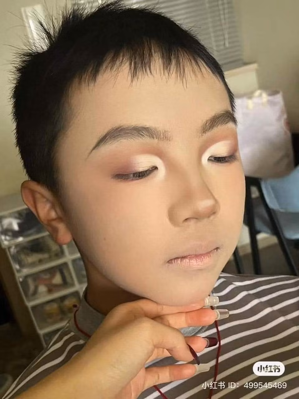 Theo đó, cô chị này mới học một khóa trang điểm mà lại chưa có mẫu để thực hành, thuê mẫu cũng khá đắt, chính vậy cô đã nhờ chính người em trai của mình ra để họa mặt.