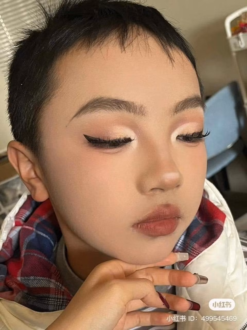 Cậu em có gương mặt bầu bình, tuy nhiên đôi mắt trông khá buồn.